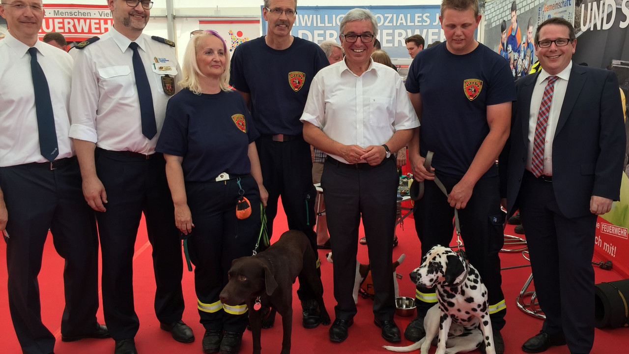 Gruppenbild mit Minister Lewentz, sechs weiteren Personen und zwei Hunden.