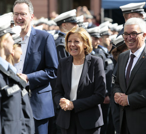 Ministerpräsidentin Malu Dreyer, Innenminister Roger Lewentz (r.) und Oberbürgermeister Michael Ebling (l.) bei der Vereidigung auf dem Mainzer Marktplatz.