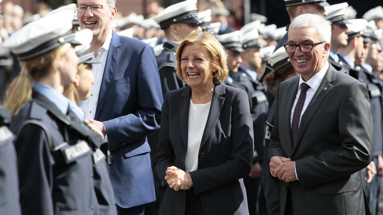 Ministerpräsidentin Malu Dreyer, Innenminister Roger Lewentz (r.) und Oberbürgermeister Michael Ebling (l.) bei der Vereidigung auf dem Mainzer Marktplatz.