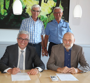 Minister unterzeichnet Vereinbarung
