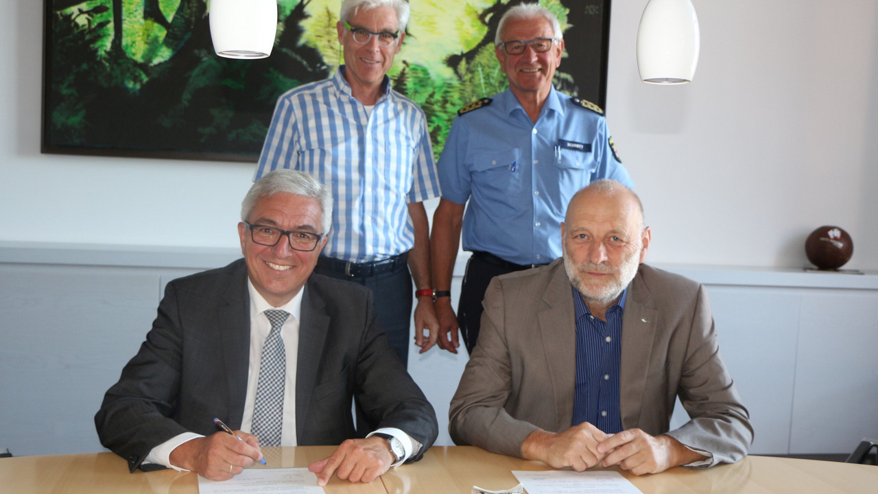 Minister unterzeichnet Vereinbarung