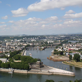 Kleine Wölkchen am blauen Himmel beim Blick auf das Deutsche Eck in Koblenz