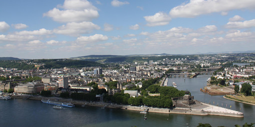 Kleine Wölkchen am blauen Himmel beim Blick auf das Deutsche Eck in Koblenz