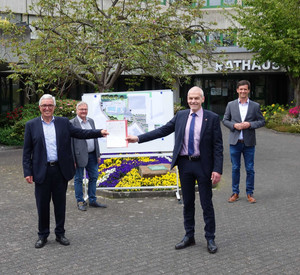 Innenminister Roger Lewentz überreicht den Förderbescheid an VG-Bürgermeister Fred Jüngerich