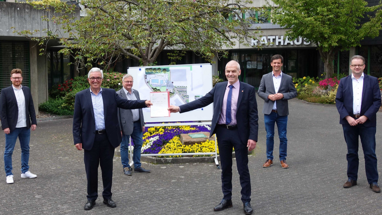 Innenminister Roger Lewentz überreicht den Förderbescheid an VG-Bürgermeister Fred Jüngerich