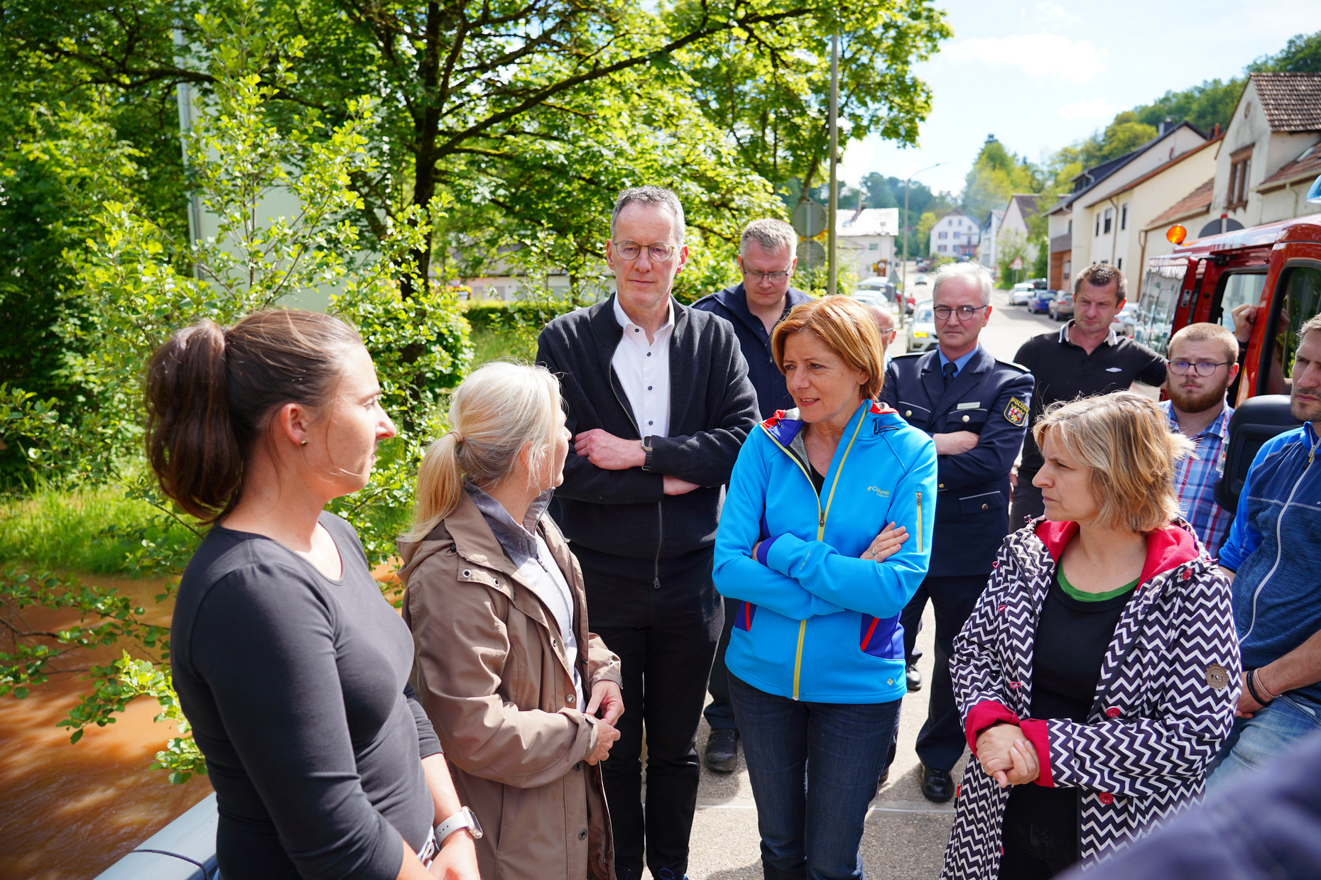 Ministerpräsidentin Malu Dreyer, Innenminister Michael Ebling und Umweltministerin Katrin Eder informieren sich in Contwig (Landkreis Südwestpfalz) über die Schadenslage. 
