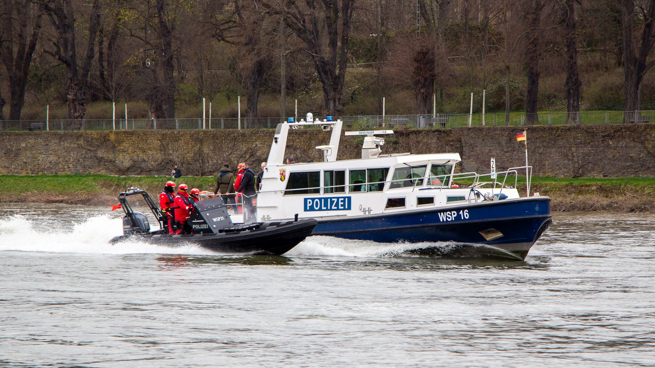 Ein Boot der Wasserschutzpolizei bei der Übung auf dem Rhein.