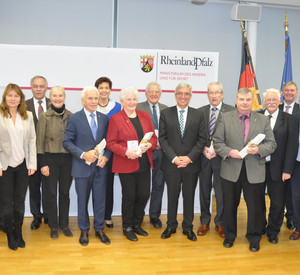 Gruppenbild der Preisträger des Sport-Obelisken 2016 Joachim Decker, Margot Hörner, Horst Roos, Hagen Herwig und Hans-Werner Rörig mit Innenminister Roger Lewentz und verschiedenen Sportfunktionären