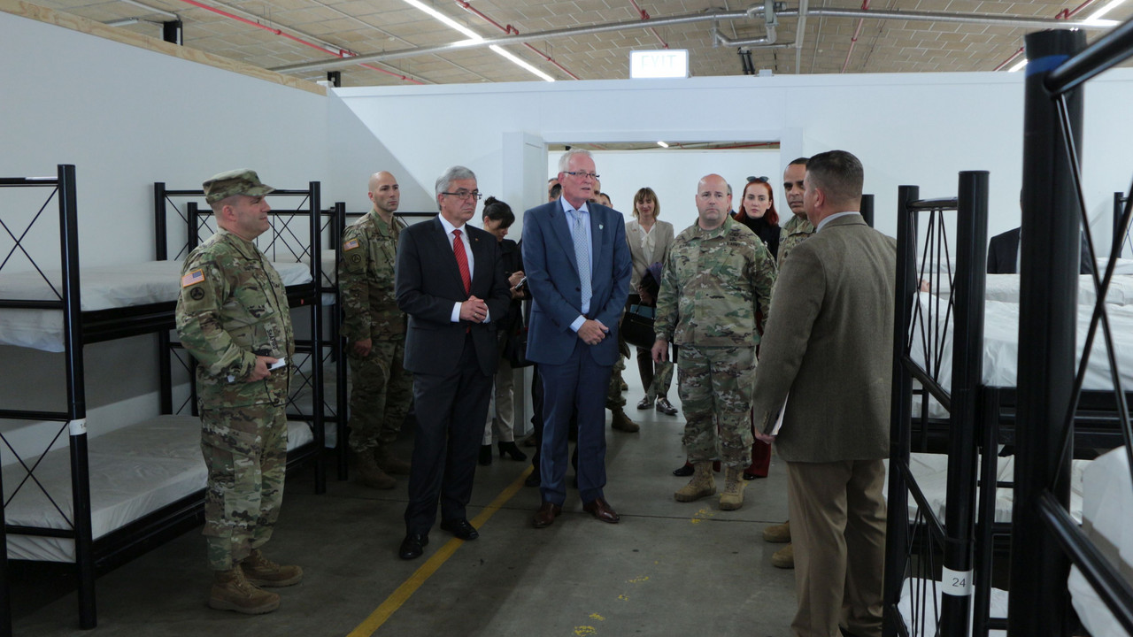 MG Steven Shapiro (21st TSC, Befehlshaber), StMin Roger Lewentz, Hr. Helmut Haufe (TLSC-E, Direktor), COL Keith Igyarto (USAG R-P, Kommandeur), CSM Alberto Delgado (21st TSC, Oberstabsfeldwebel) (von links nach rechts) 