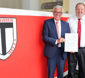 Sportminister Roger Lewentz bei der Übergabe des Schreibens an den 2. Vorsitzenden des TV Arzheim, Uwe Münch.