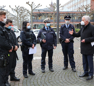 Innenminister Lewentz im Gespräch mit dem Kontrollteam