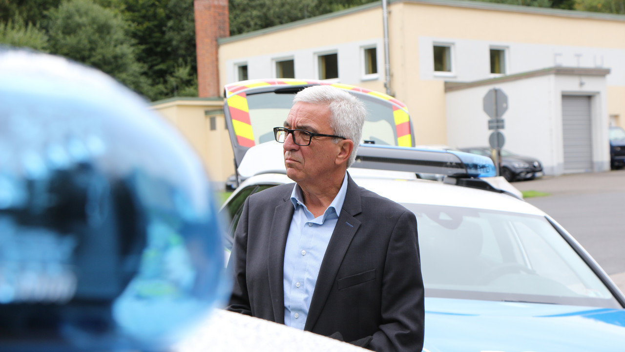 Innenminister Roger Lewentz bei der Vorstellung der neuen Funkstreifenwagen. 