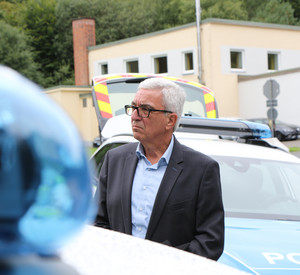 Innenminister Roger Lewentz bei der Vorstellung der neuen Funkstreifenwagen. 