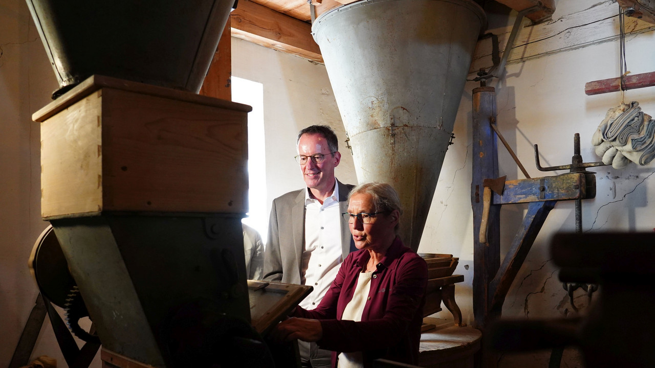 Innenminister Michael Ebling mit Eigentümerin Jutta Zimlich-Müller in der Geistermühle in Flonheim.