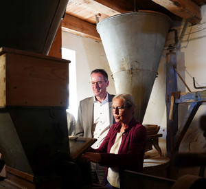 Innenminister Michael Ebling mit Eigentümerin Jutta Zimlich-Müller in der Geistermühle in Flonheim.