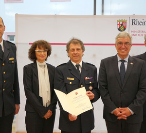 Geehrter Wolfgang Schröder mit Ehefrau, Roger Lewentz und Vertretern aus Politik und Feuerwehr 