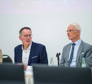 Präsentieren erste Details zur kommenden Landesausstellung: Innenminister Michael Ebling und der Trierer OB Wolfram Leibe.